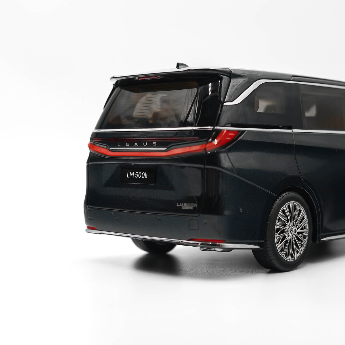 Lexus LM 500h Collectors Edition
